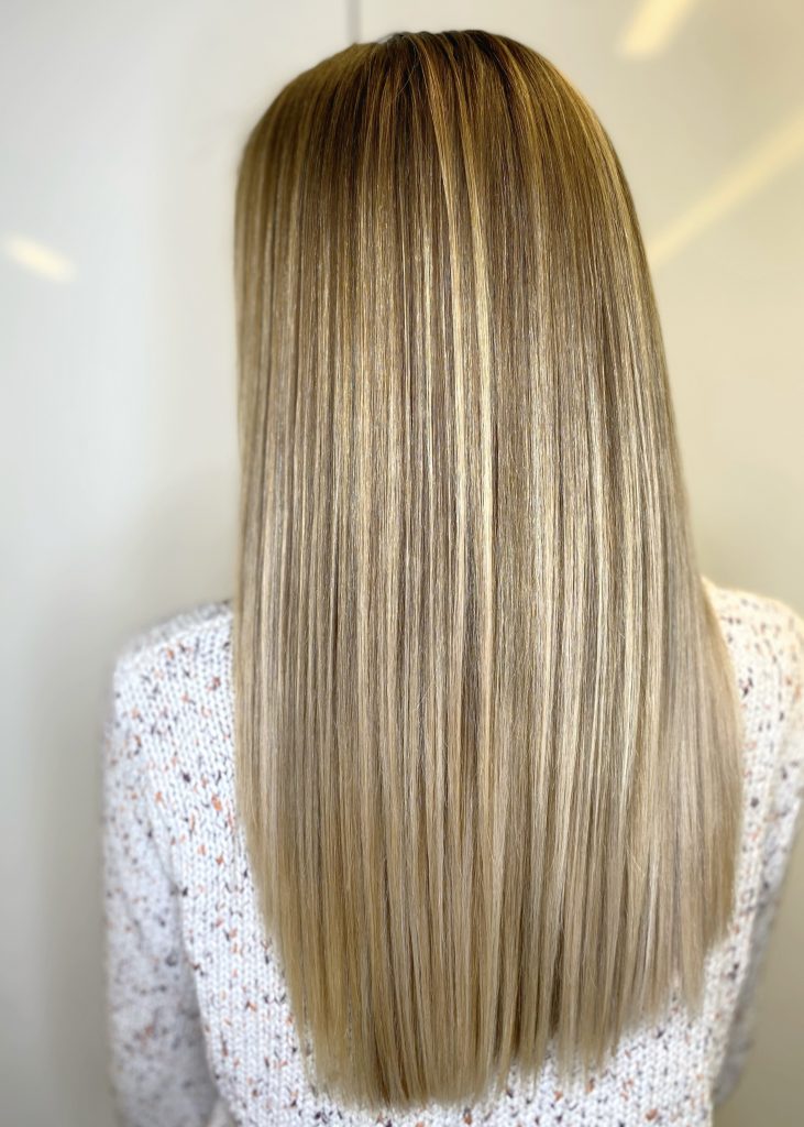 YNES HAIRSTYLE CHEVEUX LONGS BLONDE MECHES COLORATION COUPE LISSE MOUVEMENT