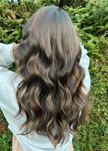 YNES HAIRSTYLE CHEVEUX LONGS BRUNE COLORATION MECHES COUPE ONDULER WAVY (8)