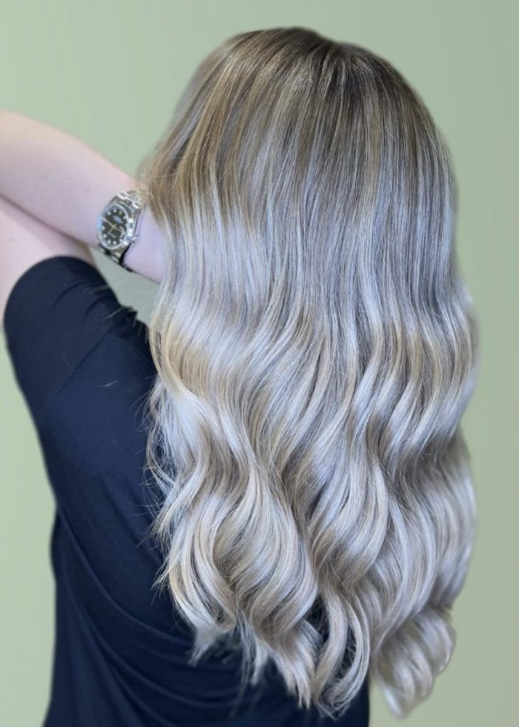 YNES HAIRSTYLE CHEVEUX LONGS MECHES BLONDE COLORATION COUPE ONDULE WAVY