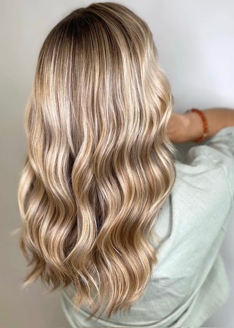 YNES HAIRSTYLE CHEVEUX LONGS MECHES BLONDE COLORATION COUPE ONDULE WAVY (2)