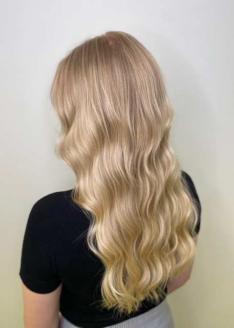 YNES HAIRSTYLE CHEVEUX LONGS MECHES BLONDE COLORATION COUPE ONDULE WAVY