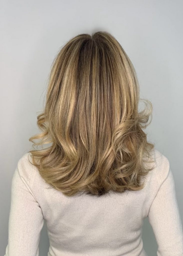 YNES HAIRSTYLE CHEVEUX LONGS MECHES MIEL BLONDE BRUNE CHATIN COLORATION BRONDE COUPE ONDULE WAVY GLAMOUR BOUCLE (2)