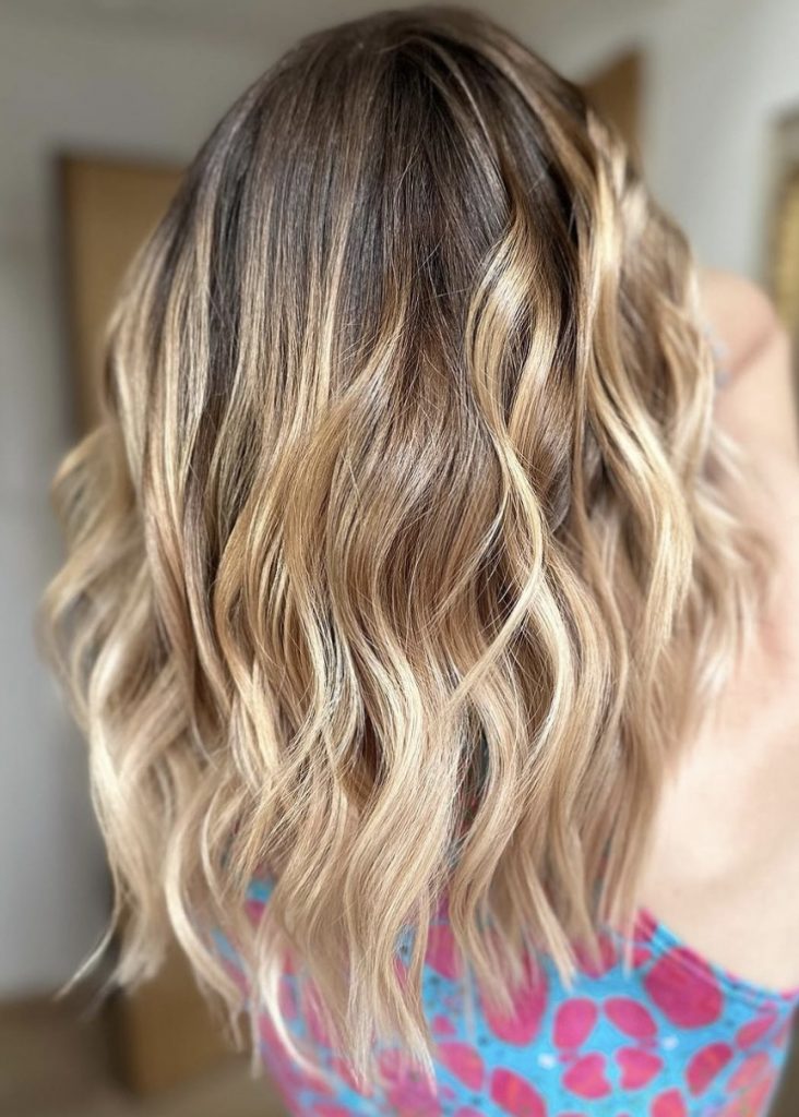 YNES HAIRSTYLE CHEVEUX LONGS MECHES MIEL BLONDE CHATIN COLORATION BRONDE COUPE ONDULE WAVY (2)