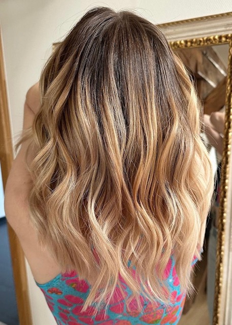 YNES HAIRSTYLE CHEVEUX LONGS MECHES MIEL BLONDE CHATIN COLORATION BRONDE COUPE ONDULE WAVY