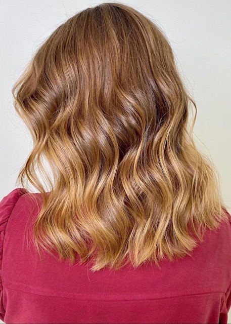 YNES HAIRSTYLE CHEVEUX LONGS MECHES MIEL BLONDE COLORATION BRONDE COUPE ONDULE WAVY