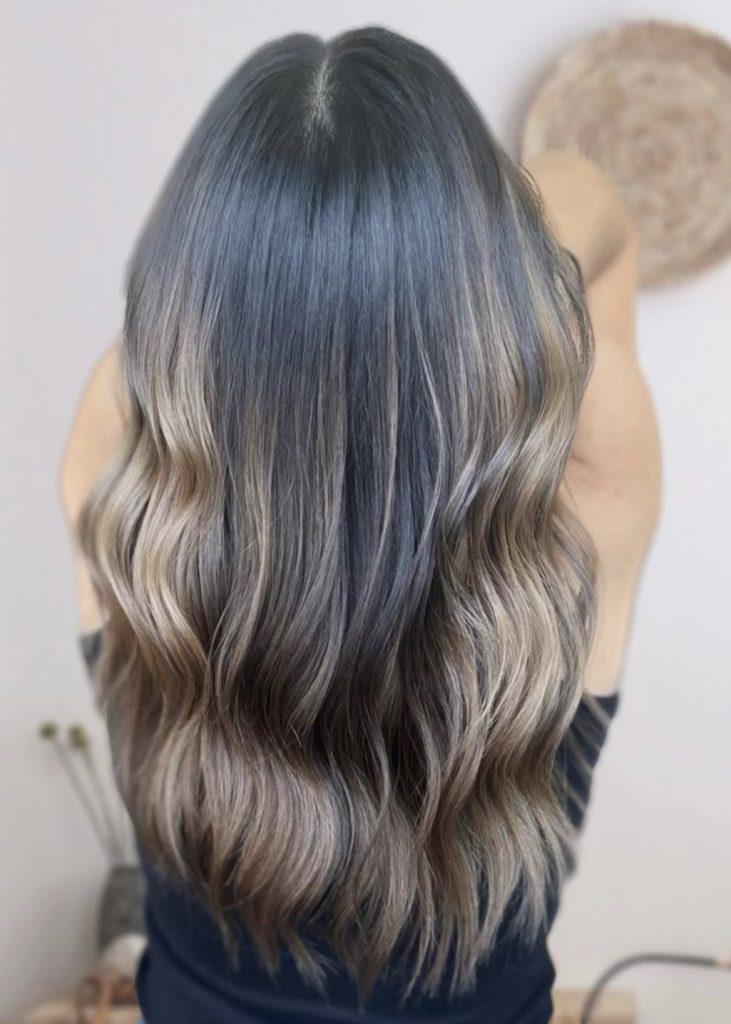 YNES HAIRSTYLE CHEVEUX LONGS MECHES MIEL BRUNE CHATIN COLORATION BRONDE COUPE ONDULE WAVY