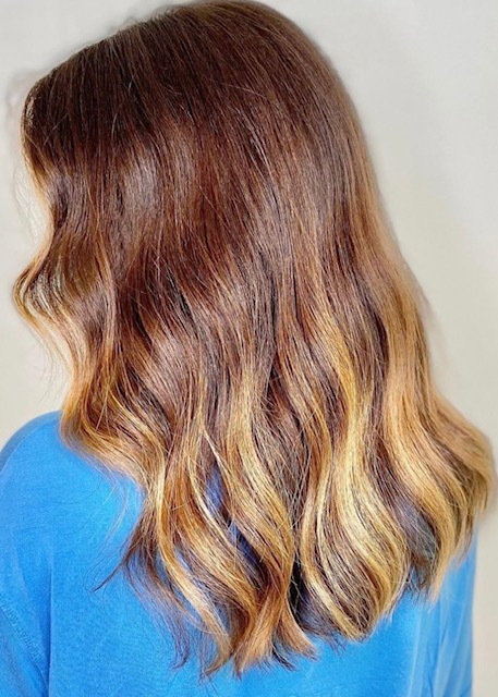 YNES HAIRSTYLE CHEVEUX LONGS MECHES MIEL BRUNE CHATIN COLORATION BRONDE COUPE ONDULE WAVY
