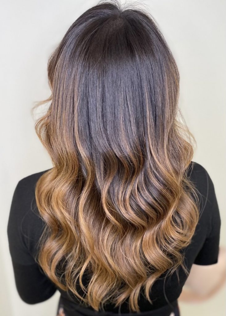 YNES HAIRSTYLE CHEVEUX LONGS MECHES MIEL BRUNE CHATIN MARON CHAUD CUIVRE COLORATION BRONDE COUPE ONDULE WAVY