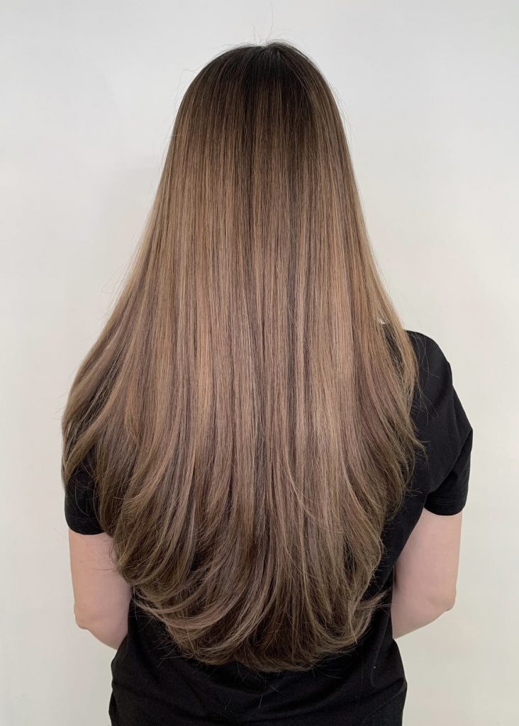 YNES HAIRSTYLE CHEVEUX TRES LONGS BLONDE MECHES BRUNE COLORATION COUPE LISSE MOUVEMENT
