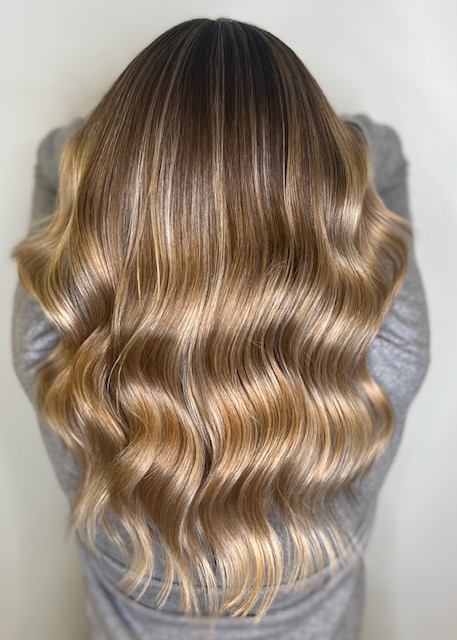 YNES HAIRSTYLE CHEVEUX TRES LONGS MECHES BLONDE COLORATION BRONDE COUPE ONDULE WAVY
