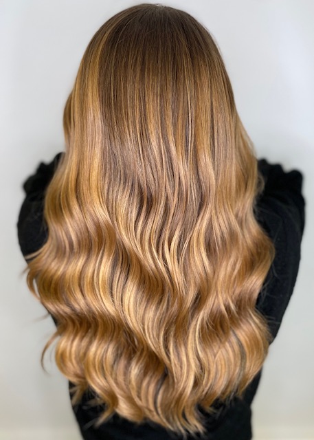YNES HAIRSTYLE CHEVEUX TRES LONGS MECHES BLONDE COLORATION BRONDE COUPE ONDULE WAVY