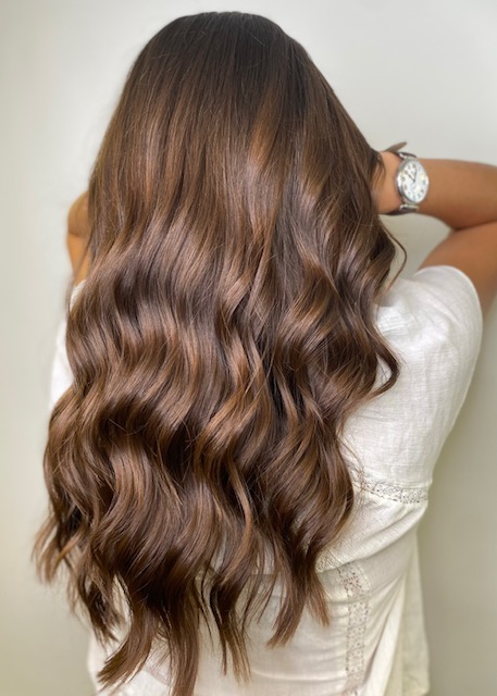 YNES HAIRSTYLE CHEVEUX TRES LONGS MECHES BRUNE CHATIN COLORATION BRONDE COUPE ONDULE WAVY