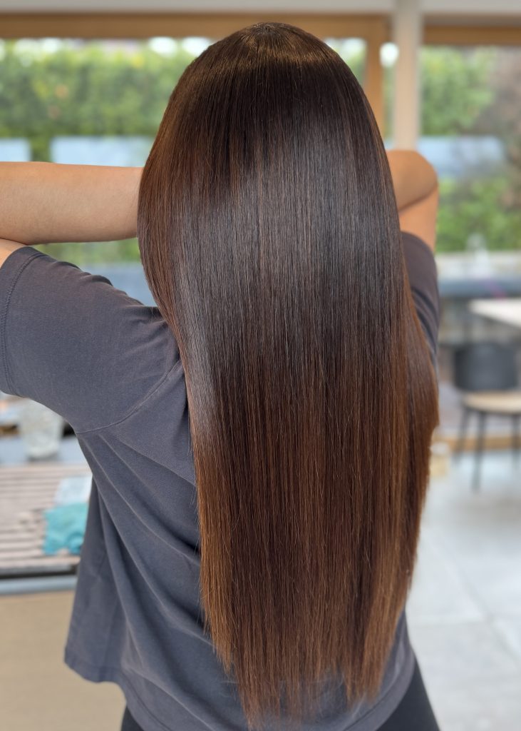 YNES HAIRSTYLE CHEVEUX TRES LONGS MECHES BRUNE COLORATION COUPE LISSE LISSAGE BOTOX