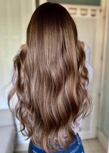 YNES HAIRSTYLE CHEVEUX TRES LONGS MECHES MIEL BRUNE BRONDE CHATIN COLORATION BRONDE COUPE ONDULE WAVY